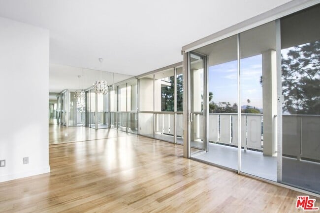 Building Photo - 4411 Los Feliz Blvd