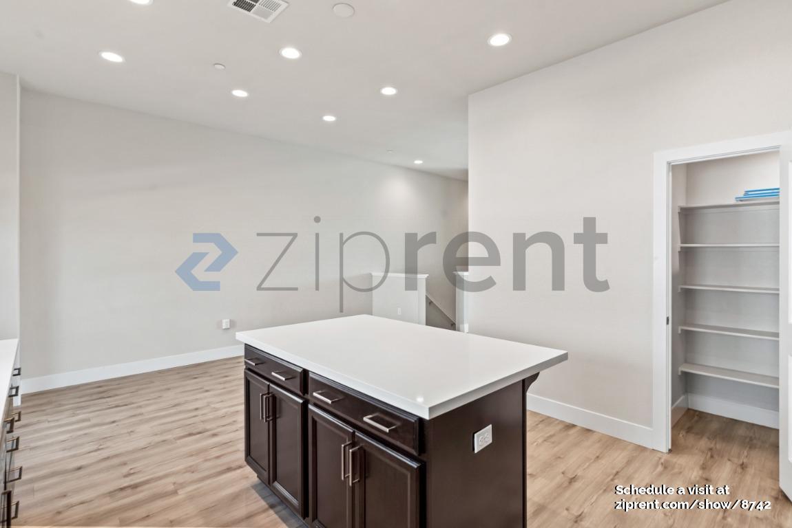 Building Photo - Unit