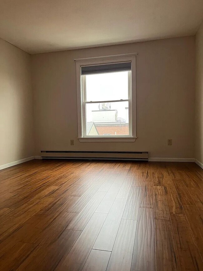 Building Photo - Bright, Updated 2-Bedroom in Prime Burlington Location — Available Now!