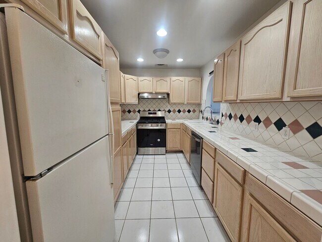 Building Photo - 1649 Sargent Pl