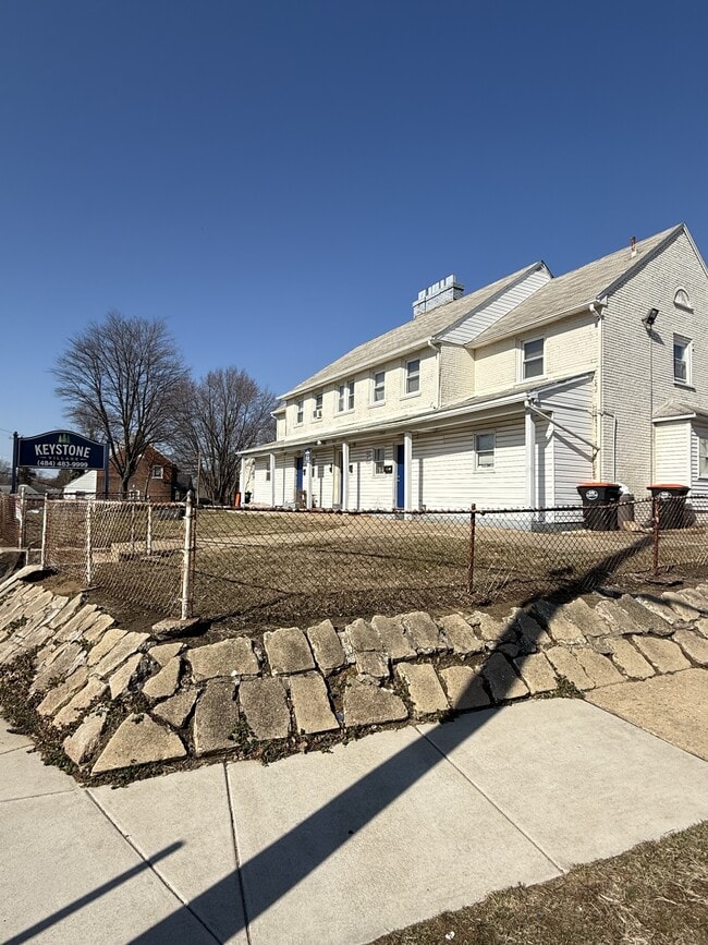 Building Photo - 1104 Pine St