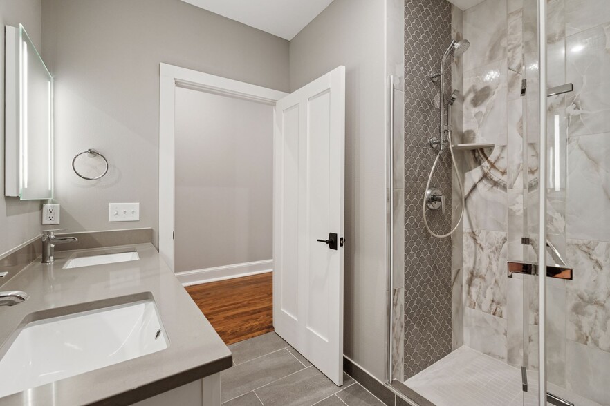 Building Photo - 107 Chestnut St E