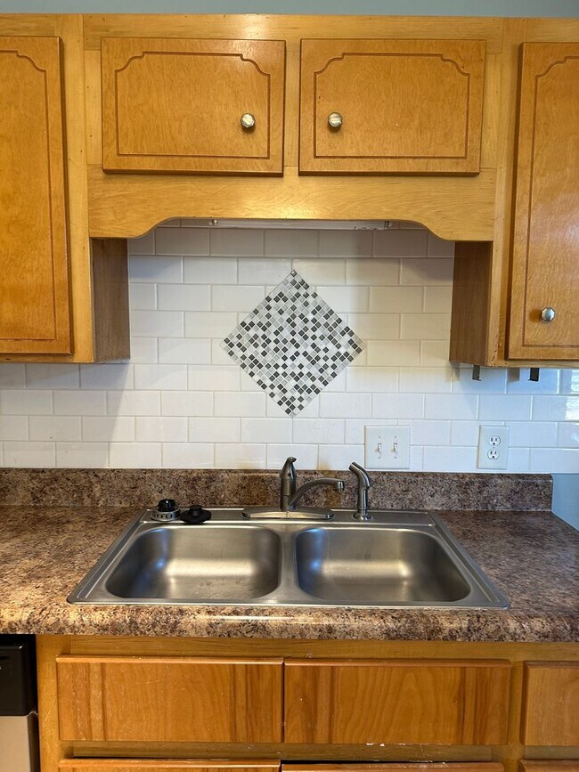 Building Photo - 3 Bedroom 2 Bath Pet Friendly Home.