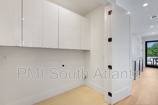 Building Photo - 194 E Lake Terrace SE