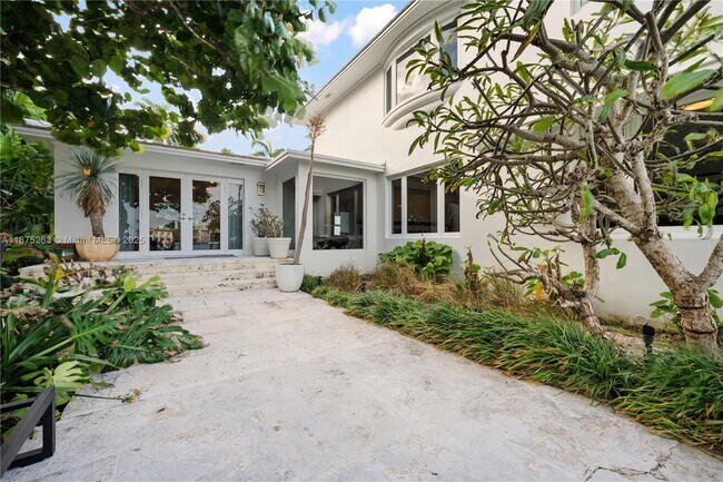 Building Photo - 617-625 E Dilido Dr