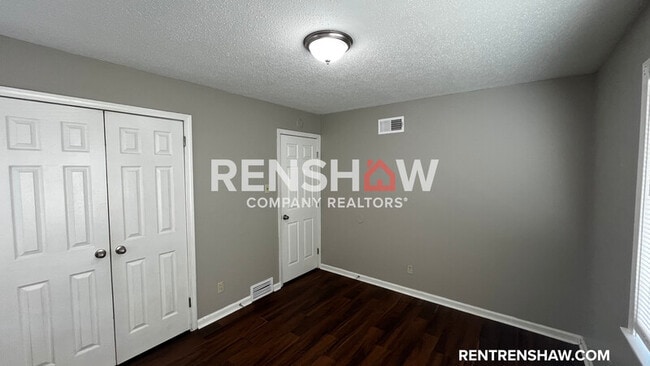 Building Photo - 2560 Thackery Dr