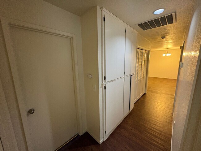 Building Photo - NW Condo Near Shopping Center Available Now!