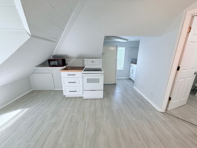 Building Photo - 1010 13th Ave W