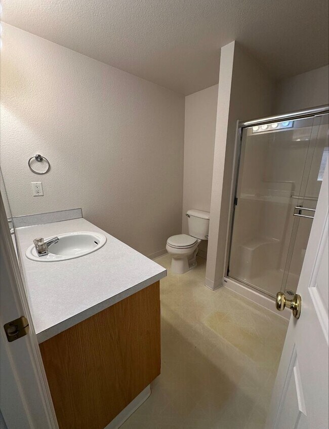 Building Photo - 3 bed|2 bath house with NEW PAINT & CARPET!