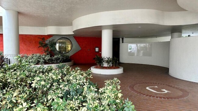 Building Photo - 1623 Collins Ave