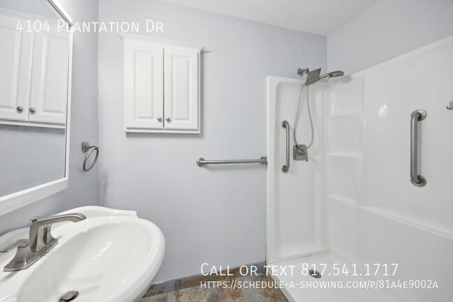 Building Photo - 4104 Plantation Dr