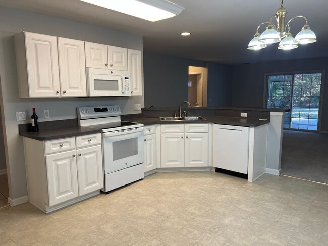 Building Photo - Three Bedroom Home in Pinecrest with Garage