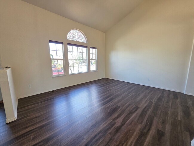 Building Photo - Gorgeous 4 Bed 3 bath Home In Wagon Trails!!