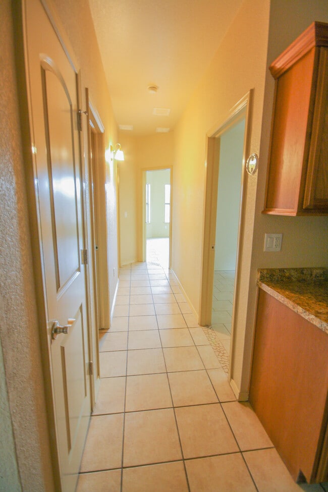 Building Photo - 5806 Redstone Rim Dr