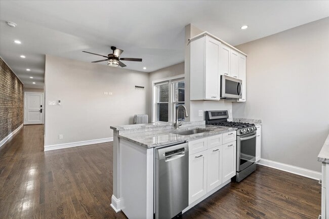 Building Photo - 6553 N Greenview Ave