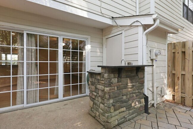 Building Photo - Modern 3BD, 2.5BA North Raleigh Townhome with Upgrades in a Prime Location Near Top Shopping, Din...