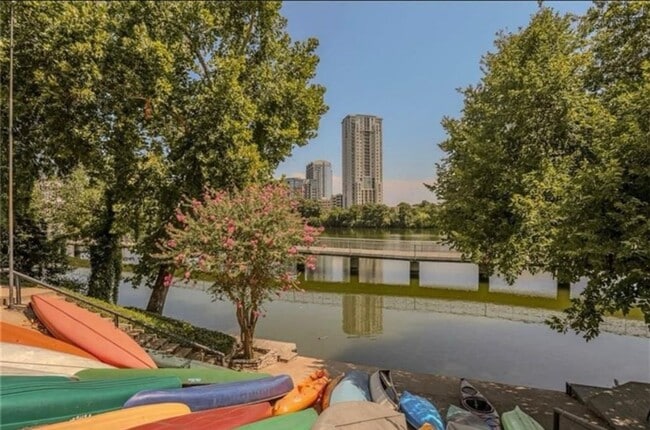 Building Photo - Freshly Updated Condo