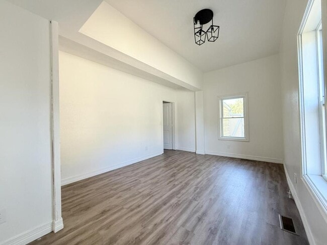 Building Photo - 304 N Roney St