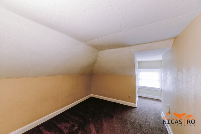 Building Photo - 138 E 11th Ave