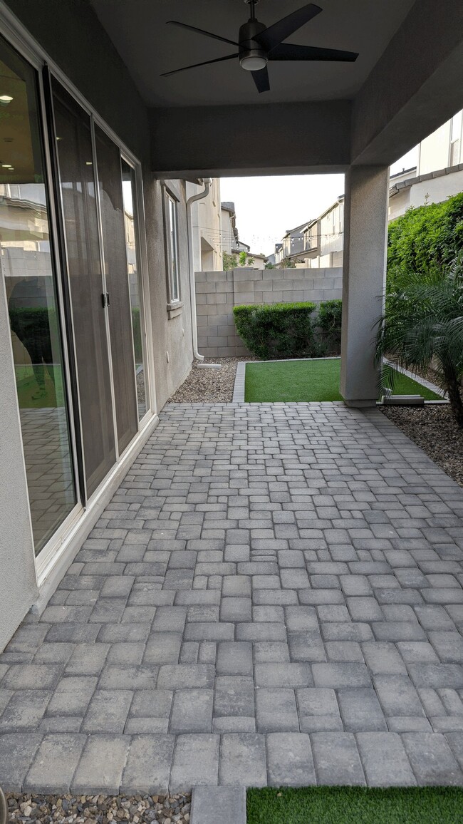 Building Photo - 4854 E Shady Glen Ave