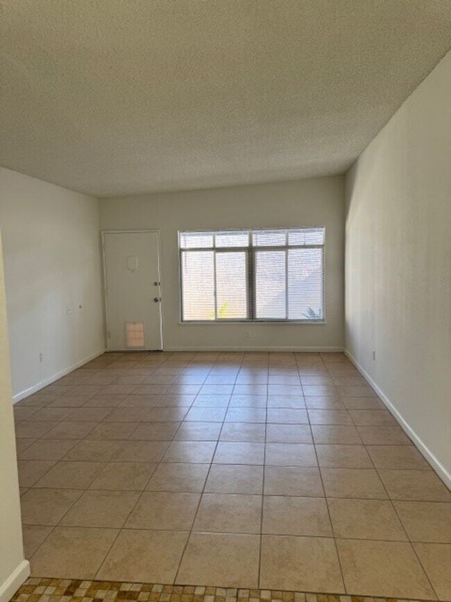 Building Photo - Sampson Ct #B