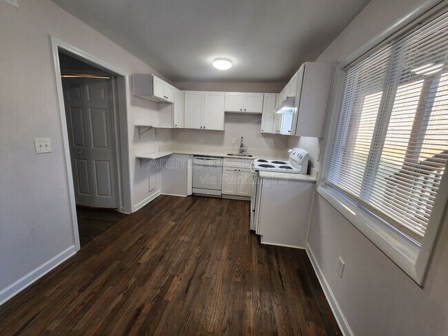 Building Photo - 1651 Line Cir