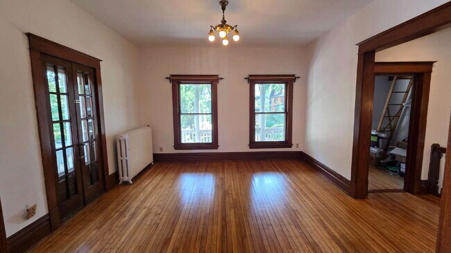 Building Photo - 3 bed - 1 bath One block from Grand Ave in St. Paul