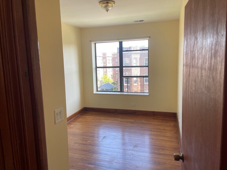 North Bedroom - 4922 N Kedzie Ave