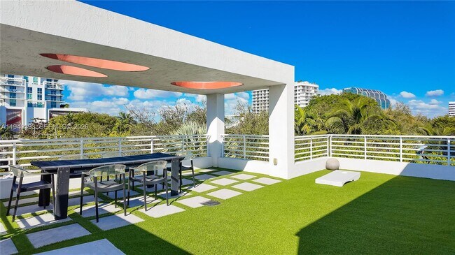 Building Photo - 455 NE 39th St