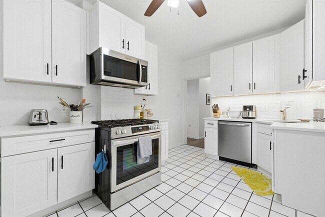 Building Photo - 194 Emerson St