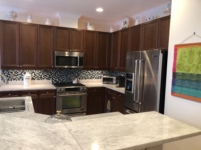 Kitchen - 1604 W Edgewater Ave