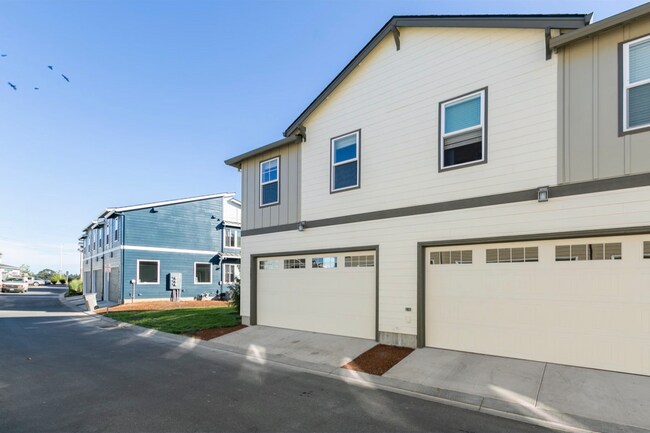 Building Photo - 7743 SE Kinnaman St