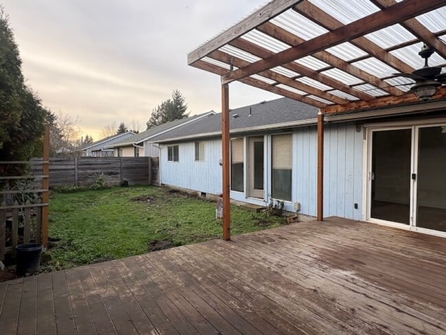 Building Photo - 3 bedroom/2 bath home