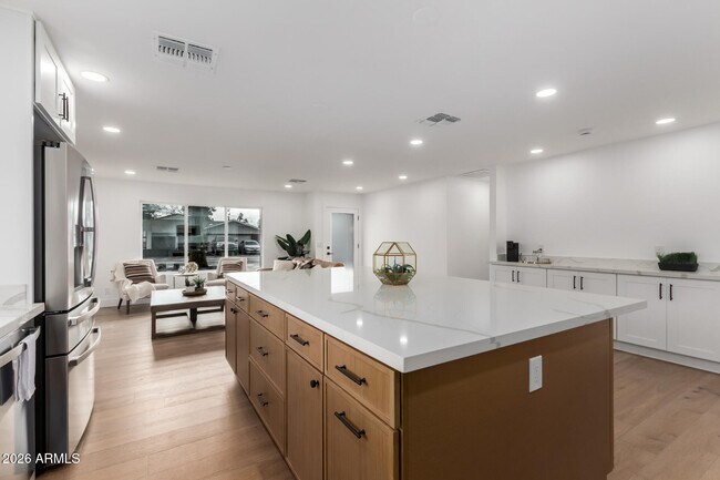 Building Photo - 8401 E San Miguel Ave