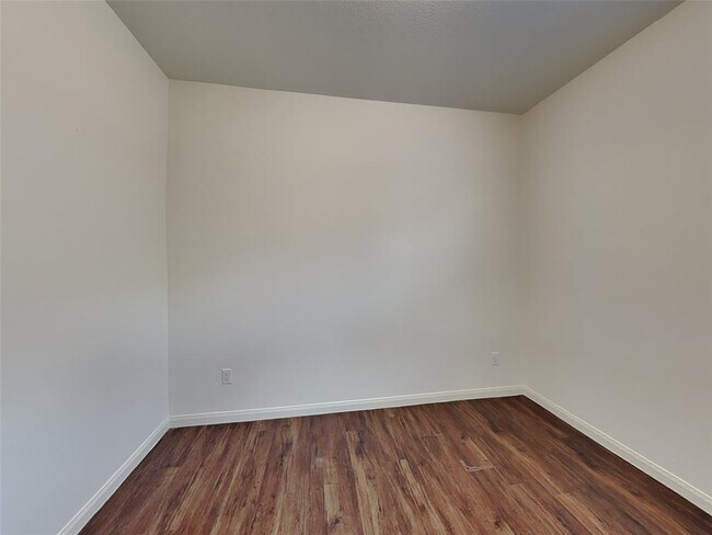 Building Photo - 2037 Vanamen Ct