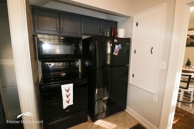 Building Photo - Awesome 4 bedroom 2 bathroom home located ...