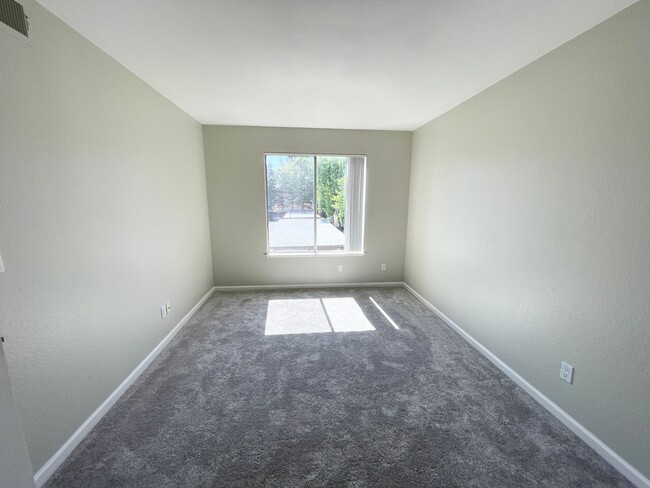 Building Photo - Perfect Shape Condo in San Ramon with many...