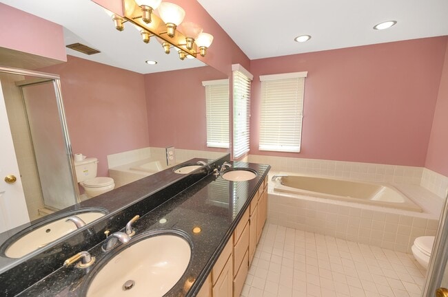 Building Photo - 4866 Riverchase Dr