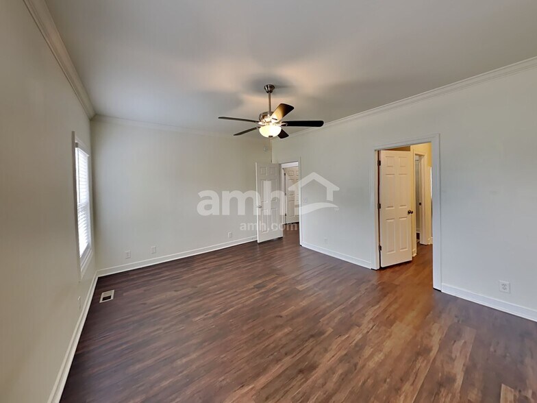 Building Photo - 3043 Holderwood Dr