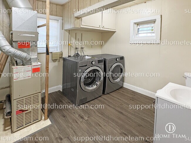 Building Photo - "Charming 4-Bed Tacoma Home with Granite Elegance & Ample Space!"