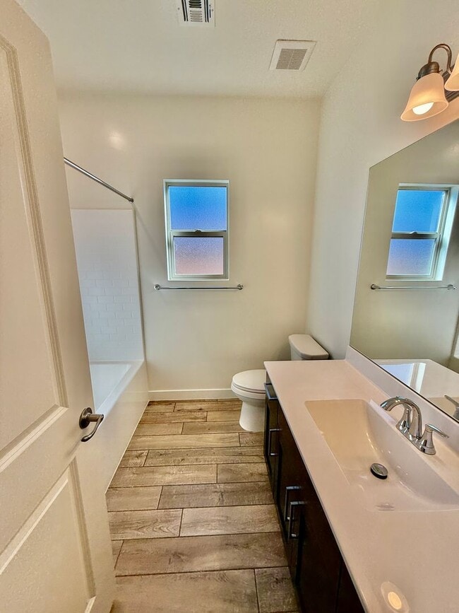 Building Photo - Beautiful Pet-Friendly 4-BR Home in Sunbrook Community