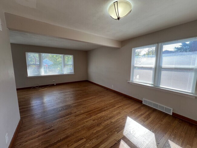 Building Photo - Adorable 2 Bedroom Brick Bungalow in Richmond Heights!