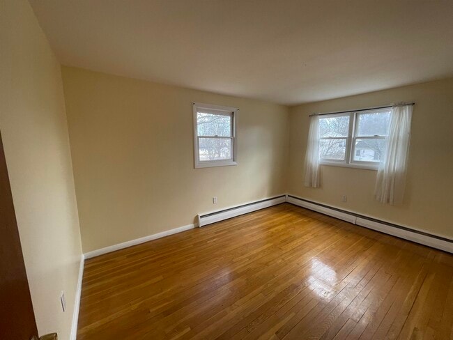 Building Photo - 10 Larry Ln