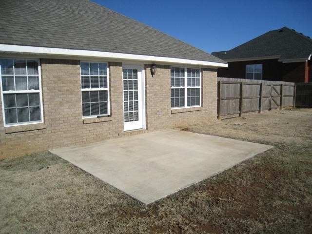 Building Photo - Large fenced back yard with patio