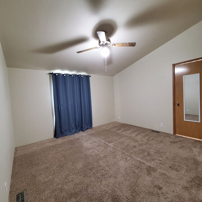 Building Photo - Pet Friendly 4 Bed / 2Bath Home w/ Garage