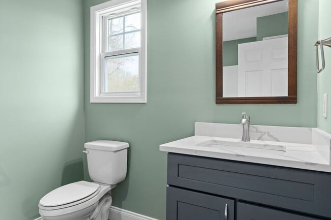 Building Photo - 3 Bedroom 2 Bath Renovated Pet Friendly Home For Rent!