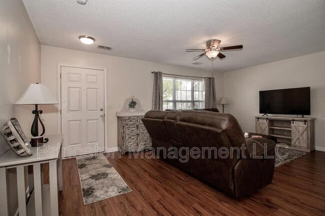 Building Photo - 137 Lynch Cir