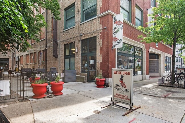 Building Photo - 1901 S Calumet Ave