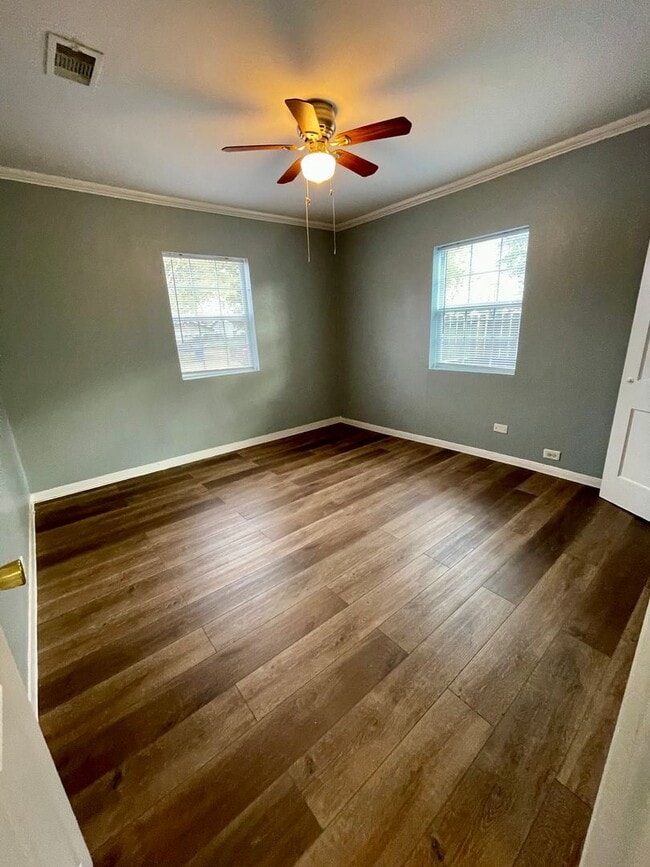 Building Photo - 715 10th Ave N