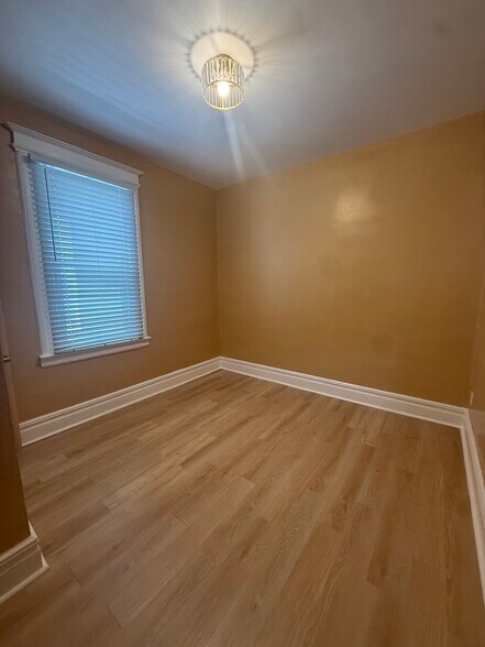 Building Photo - 18 Llewellyn Ave